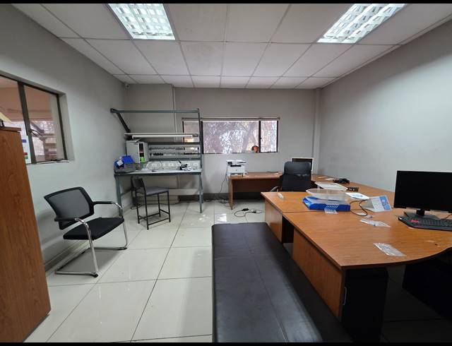 1,400M² WAREHOUSE FOR SALE IN ROBERTSHAM